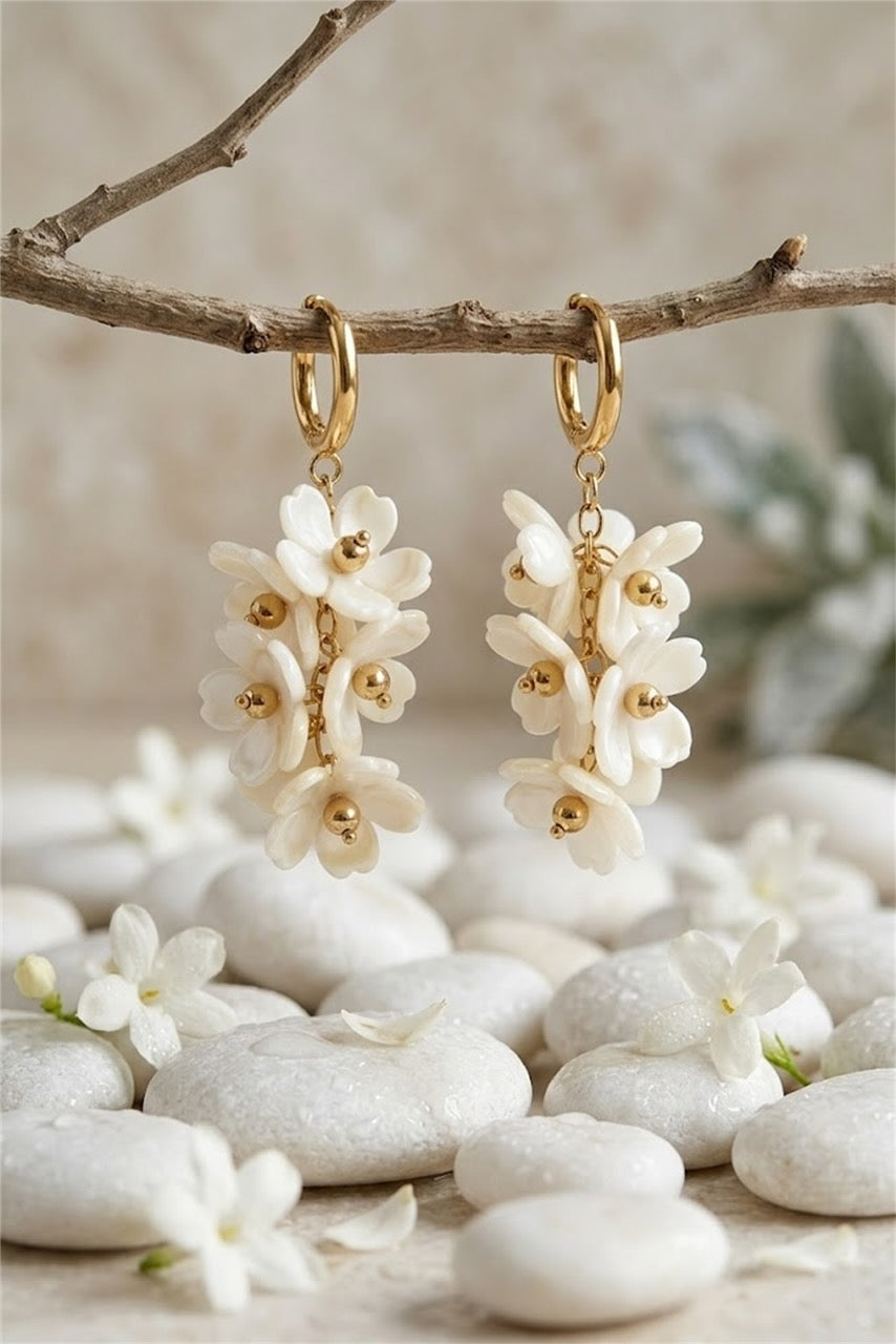 Boucles d’oreilles fleurs créole blanches bohème élégantes