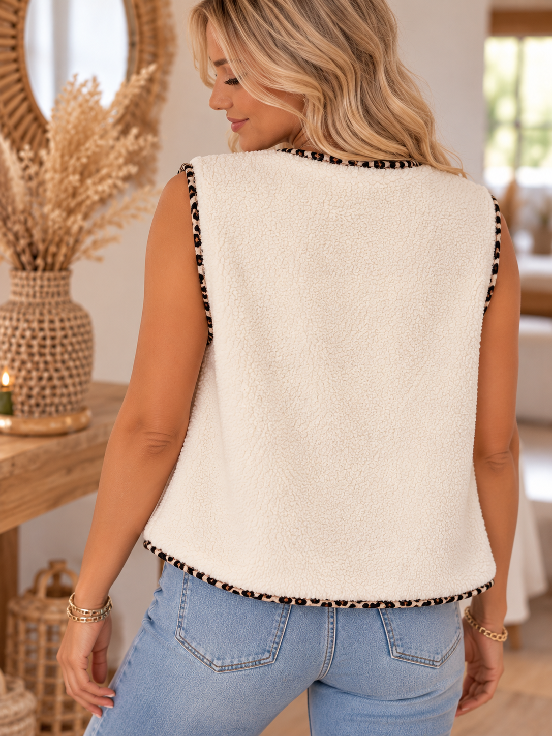 Gilet Sans Manches Sherpa Écru avec Bordure Léopard – Tendance